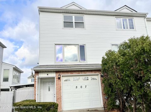 Photo of 507 Buel Avenue, Staten Island, NY 10305 (MLS # 2507034)
