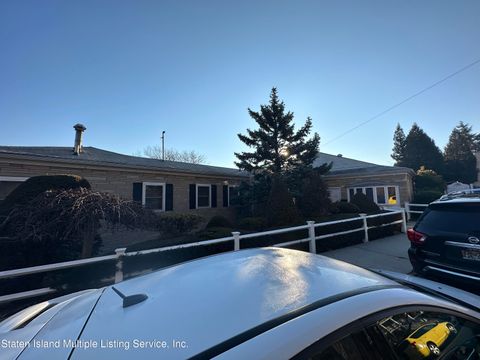 Photo of 15 Saint Pauls Avenue Ave, Staten Island, NY 10301 (MLS # 1159924)