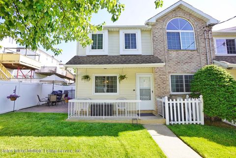 Photo of 2 Dreyer Avenue, Staten Island, NY 10314 (MLS # 1162162)