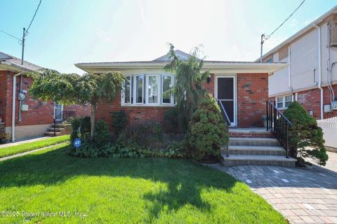 Photo of 218 Cannon Boulevard, Staten Island, NY 10306 (MLS # 2505372)