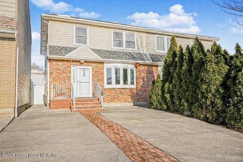 Photo of 29 Ashwood Court, Staten Island, NY 10308 (MLS # 2600711)