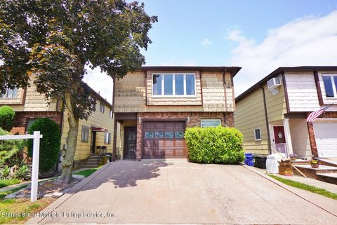 Photo of 99 Cotter Avenue, Staten Island, NY 10306 (MLS # 1162150)