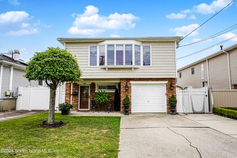 Photo of 460 Ashland Avenue, Staten Island, NY 10309 (MLS # 2405449)