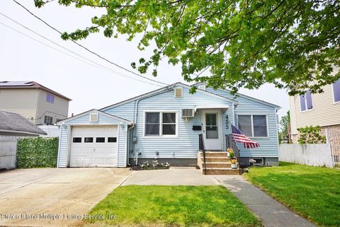Photo of 455 Stoneham Street, Staten Island, NY 10306 (MLS # 1162245)