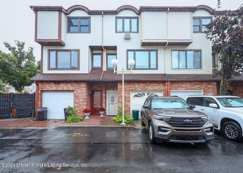 Photo of 17 Mercury Lane, Staten Island, NY 10314 (MLS # 2402862)