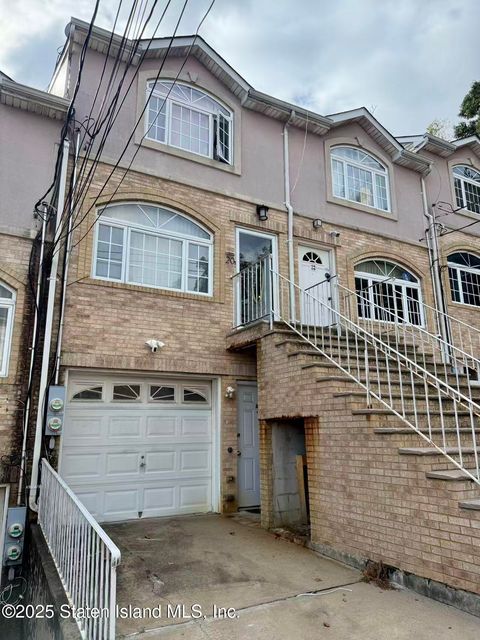 Photo of 20 Tessa Court, Staten Island, NY 10304 (MLS # 2506296)