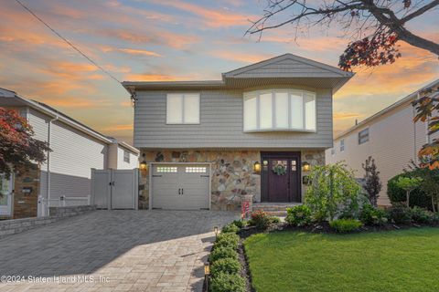 Photo of 87 W Cedarview Avenue, Staten Island, NY 10306 (MLS # 2403861)