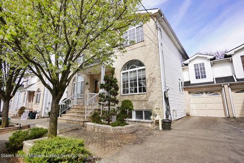 Photo of 65 Millennium Loop, Staten Island, NY 10309 (MLS # 1161303)