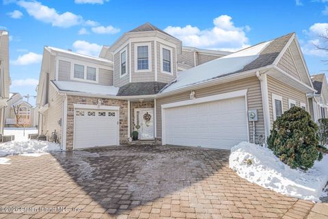Photo of 45 Tiller Court, Staten Island, NY 10309 (MLS # 2600774)