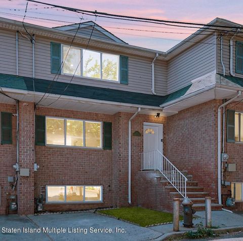 Photo of 24 Kirkland Court, Staten Island, NY 10302 (MLS # 1162520)