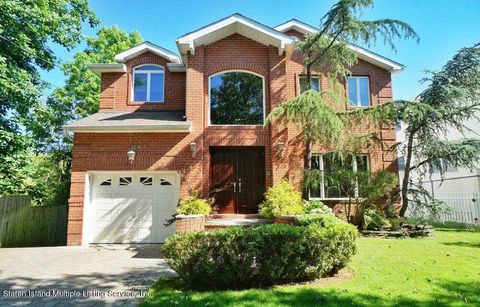 Photo of 105 Excelsior Avenue, Staten Island, NY 10309 (MLS # 1161803)