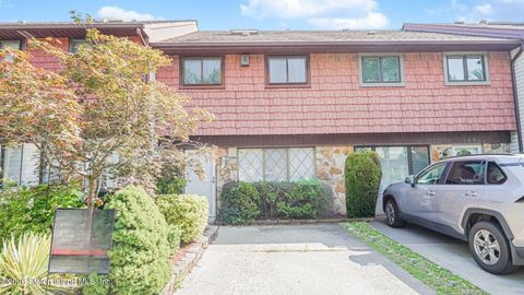 Photo of 171 Rolling Hill Green, Staten Island, NY 10312 (MLS # 2602275)