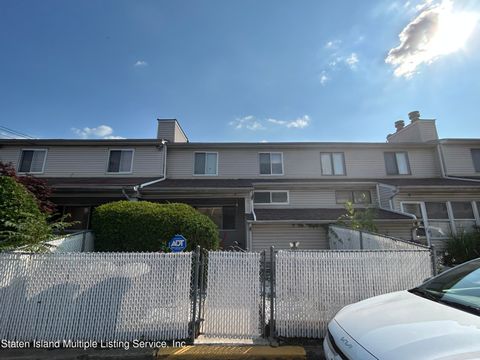 Photo of 4 Ada Drive, Staten Island, NY 10314 (MLS # 1163052)