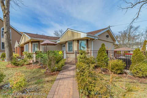 Photo of 133 St. Stephens Place, Staten Island, NY 10306 (MLS # 1164524)
