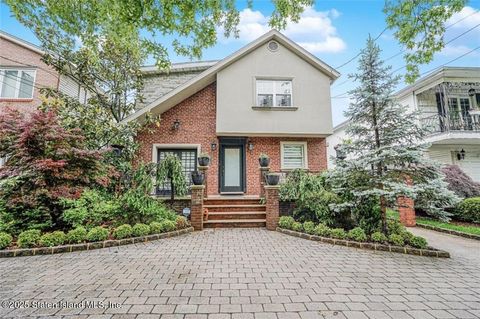 Photo of 470 Ashworth Avenue, Staten Island, NY 10314 (MLS # 2506245)