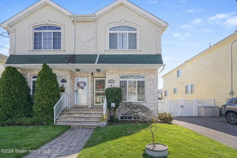 Photo of 46 Pitney Avenue, Staten Island, NY 10309 (MLS # 2600839)