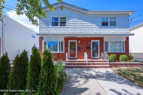 Photo of 129 Leverett Avenue, Staten Island, NY 10308 (MLS # 2405192)