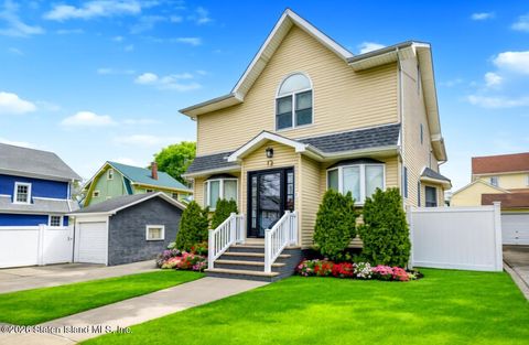 Photo of 12 Lloyd Court, Staten Island, NY 10310 (MLS # 2601792)