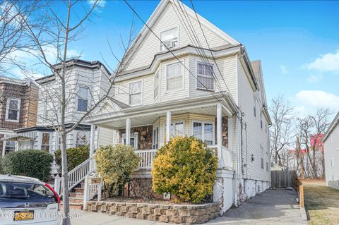 Photo of 189 Chestnut Avenue, Staten Island, NY 10305 (MLS # 2500995)