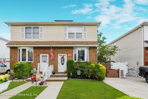 Photo of 476 Dongan Hills Avenue, Staten Island, NY 10305 (MLS # 2403173)