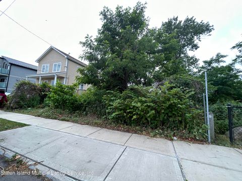 Photo of 385 Father Capodanno Bl Boulevard, Staten Island, NY 10305 (MLS # 1163160)