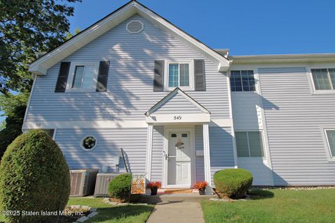 Photo of 549 Correll Avenue, Staten Island, NY 10309 (MLS # 2505722)