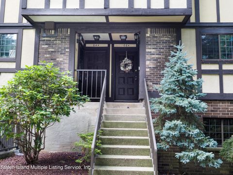 Photo of 64 Devon Loop #A, Staten Island, NY 10314 (MLS # 1157274)