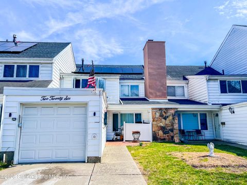 Photo of 226 Dover Green, Staten Island, NY 10312 (MLS # 2601728)
