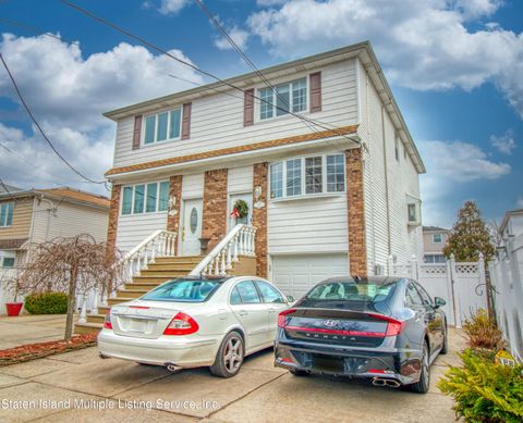 Photo of 532 Lynn Street, Staten Island, NY 10306 (MLS # 2400339)