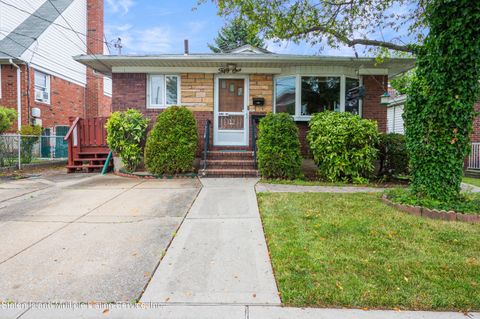 Photo of 51 Bedford Avenue, Staten Island, NY 10306 (MLS # 1162894)