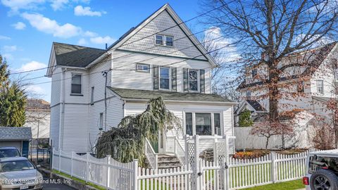 Photo of 121 Wood Avenue, Staten Island, NY 10307 (MLS # 2500278)