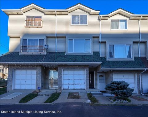 Photo of 17 Courtney Lp Loop, Staten Island, NY 10305 (MLS # 1158865)