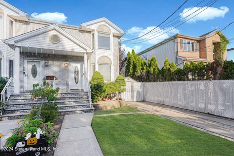 Photo of 770 Drumgoole Road W, Staten Island, NY 10312 (MLS # 2405050)