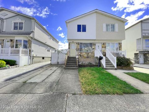 Photo of 55 Beard Street, Staten Island, NY 10314 (MLS # 2406045)