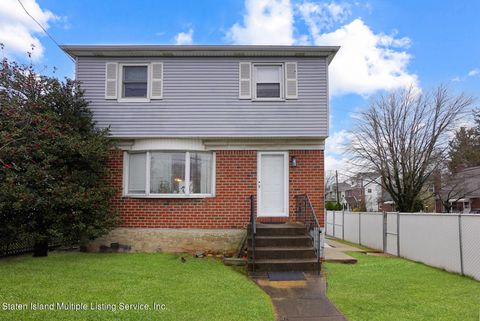 Photo of 147 Locust Avenue, Staten Island, NY 10306 (MLS # 1160286)