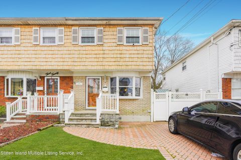 Photo of 318 Fairbanks Avenue, Staten Island, NY 10306 (MLS # 2401609)