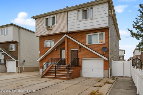 Photo of 429 Travis Avenue, Staten Island, NY 10314 (MLS # 2506768)