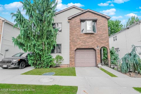 Photo of 100 Marisa Circle Circle, Staten Island, NY 10309 (MLS # 2505541)