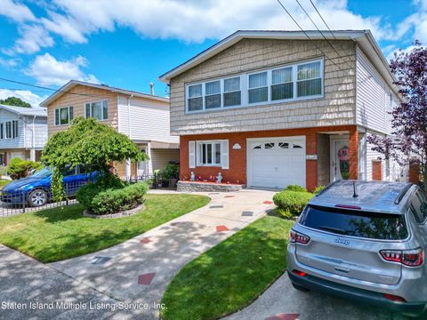 Photo of 55 Wolverine Street, Staten Island, NY 10306 (MLS # 1162692)