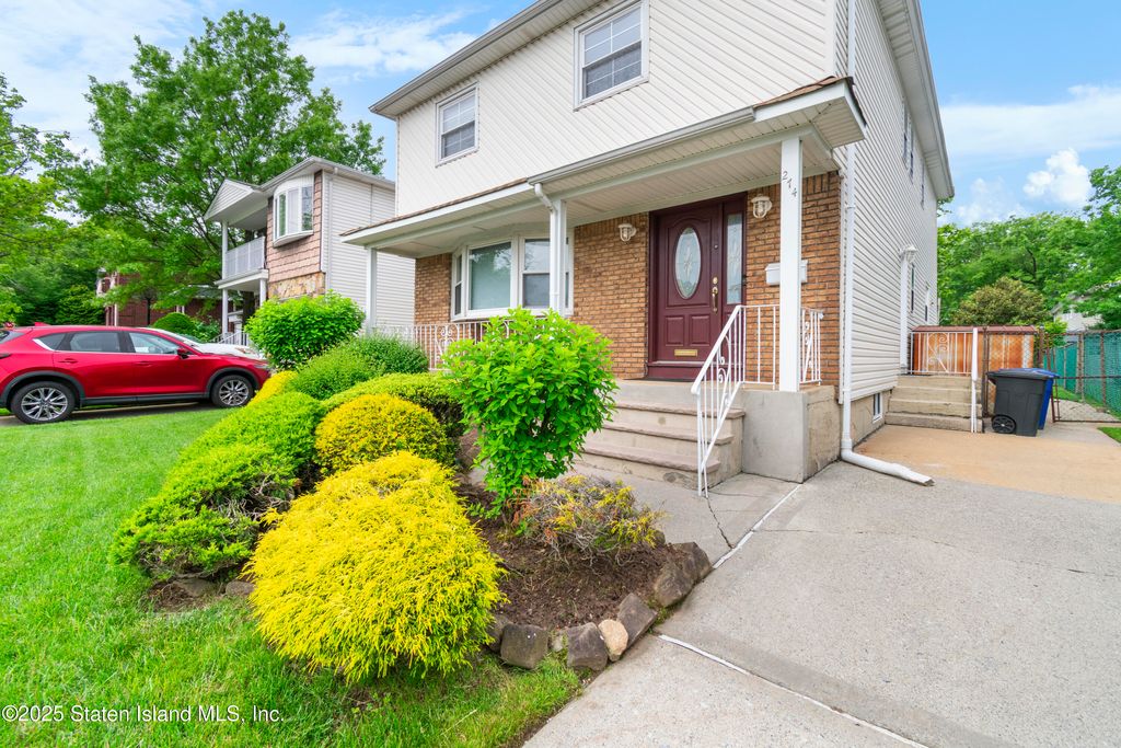Photo of 274 Crafton Avenue, Staten Island, NY 10314 (MLS # 2503209)