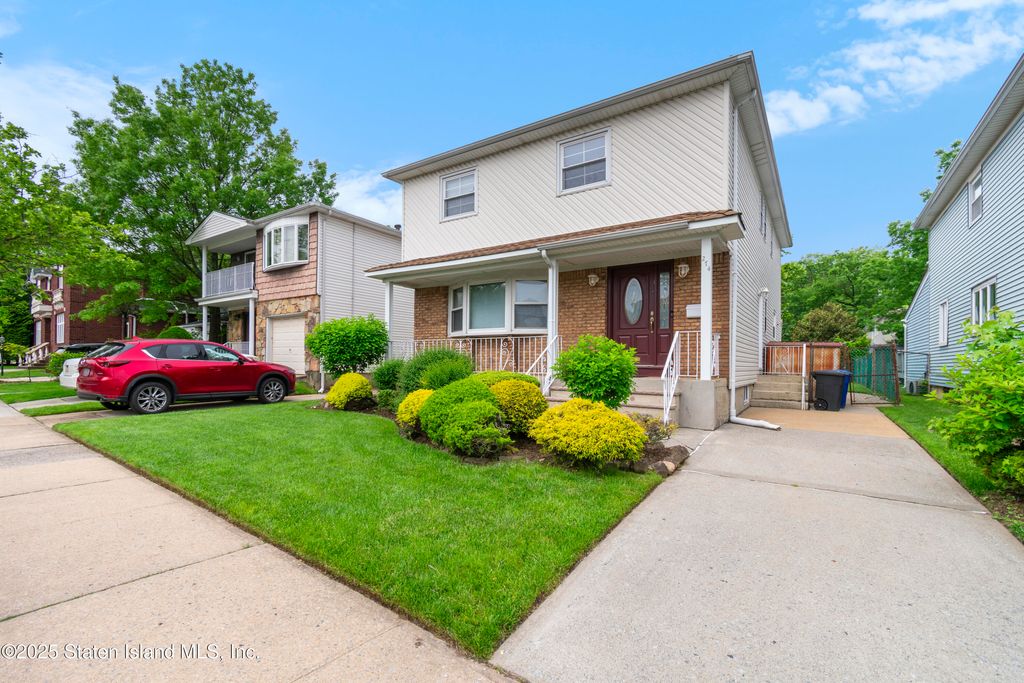 Photo of 274 Crafton Avenue, Staten Island, NY 10314 (MLS # 2503209)