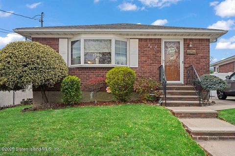 Photo of 28 Peter Avenue, Staten Island, NY 10306 (MLS # 2506657)