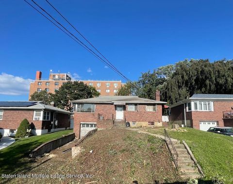 Photo of 25 Clinton Court, Staten Island, NY 10301 (MLS # 1163931)