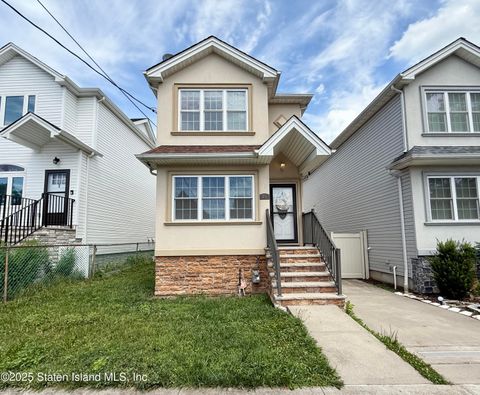 Photo of 15 Gridley Avenue, Staten Island, NY 10303 (MLS # 2503848)