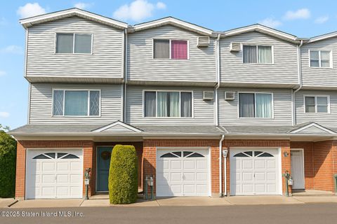 Photo of 12 Saccheri Court, Staten Island, NY 10308 (MLS # 2506372)