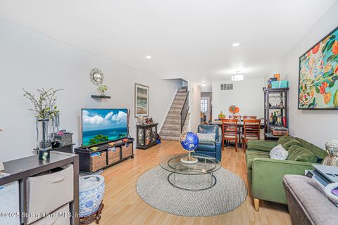 Photo of 62 Lyceum Court, Staten Island, NY 10310 (MLS # 2505988)