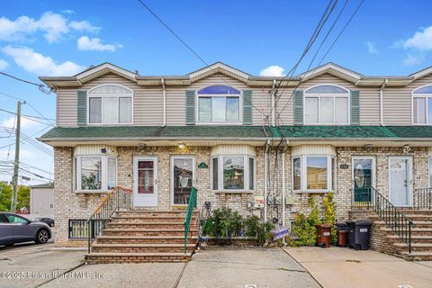 Photo of 62 Lyceum Court, Staten Island, NY 10310 (MLS # 2505988)