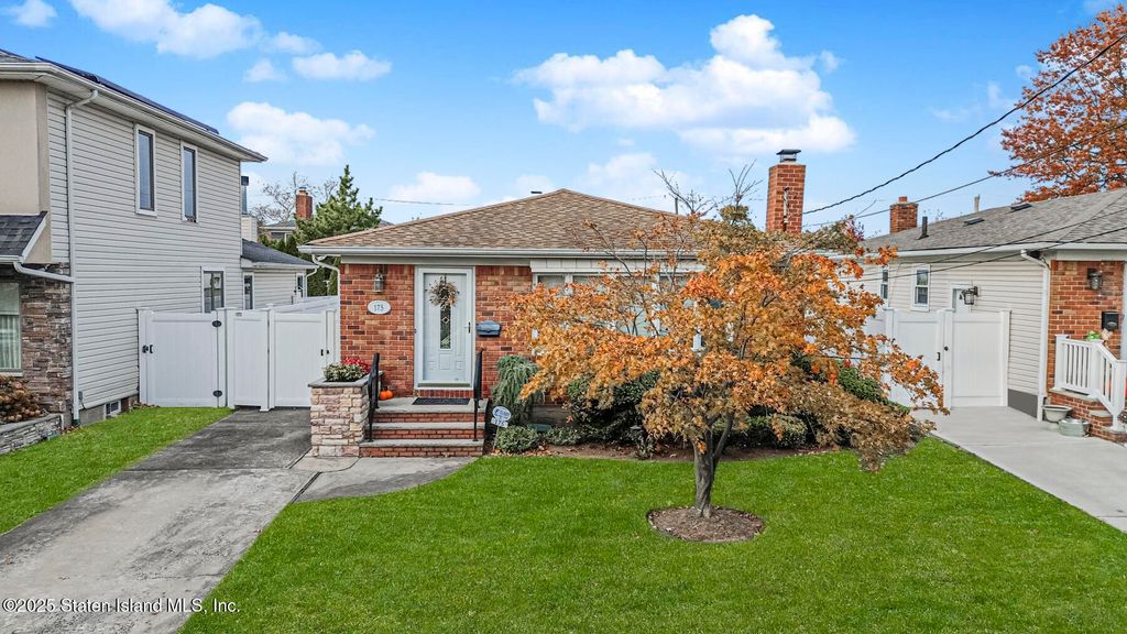 Photo of 175 Amber Street, Staten Island, NY 10306 (MLS # 2506555)