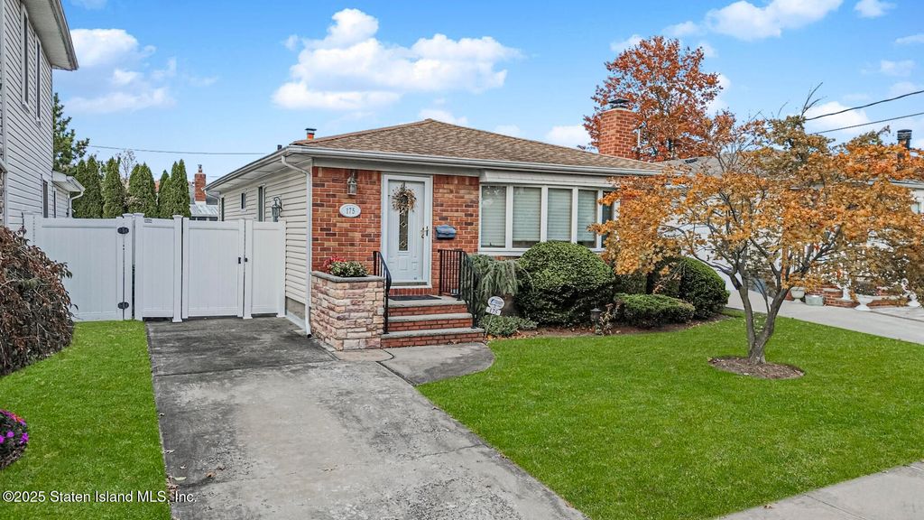 Photo of 175 Amber Street, Staten Island, NY 10306 (MLS # 2506555)