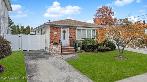 Photo of 175 Amber Street, Staten Island, NY 10306 (MLS # 2506555)